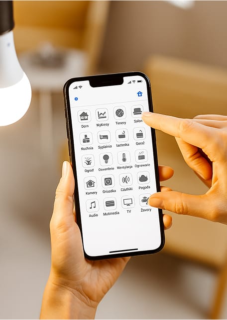 Smartfon z aplikacją do sterowania inteligentnym domem.